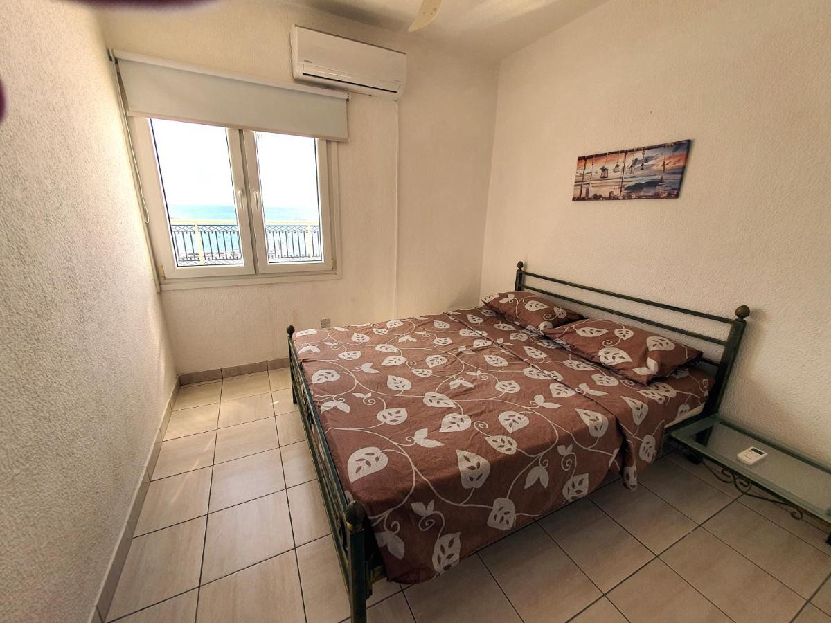 Poseidon 51 - Beachfront Two Bedroom Apartment Paphos Exterior foto