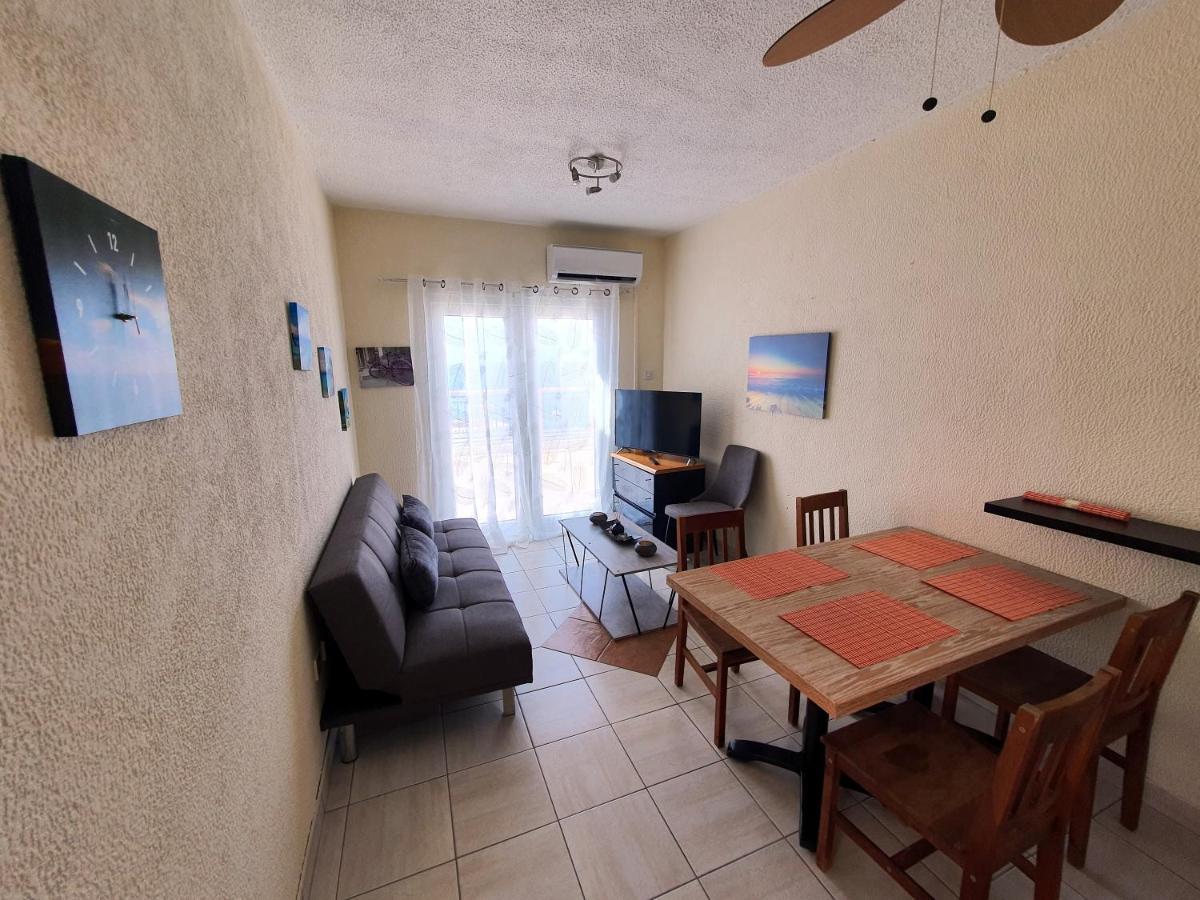 Poseidon 51 - Beachfront Two Bedroom Apartment Paphos Exterior foto