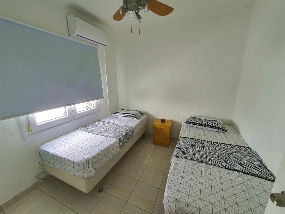 Poseidon 51 - Beachfront Two Bedroom Apartment Paphos Exterior foto